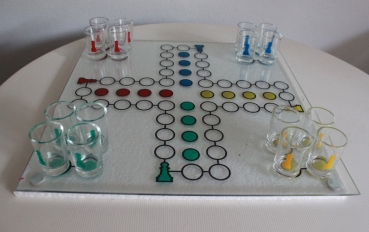 High-quality glass drinking game with 16 glasses and 2 dices